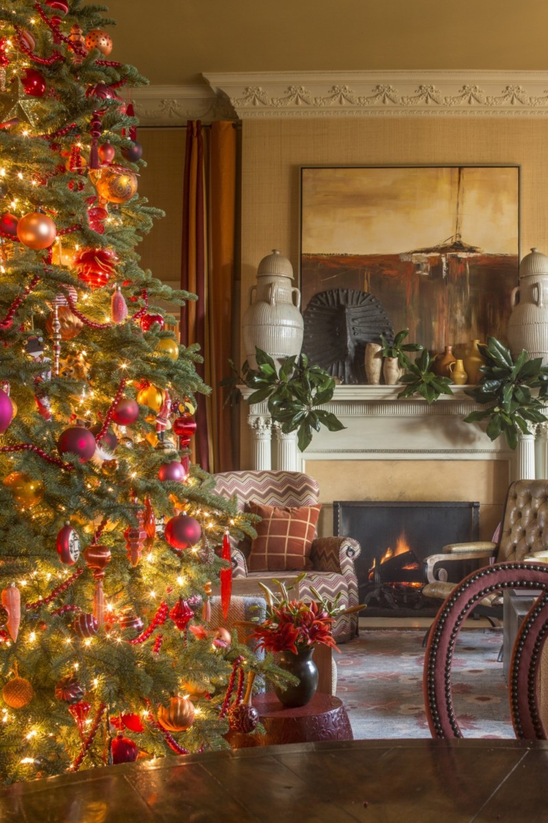 family room Christmas tree and mantel