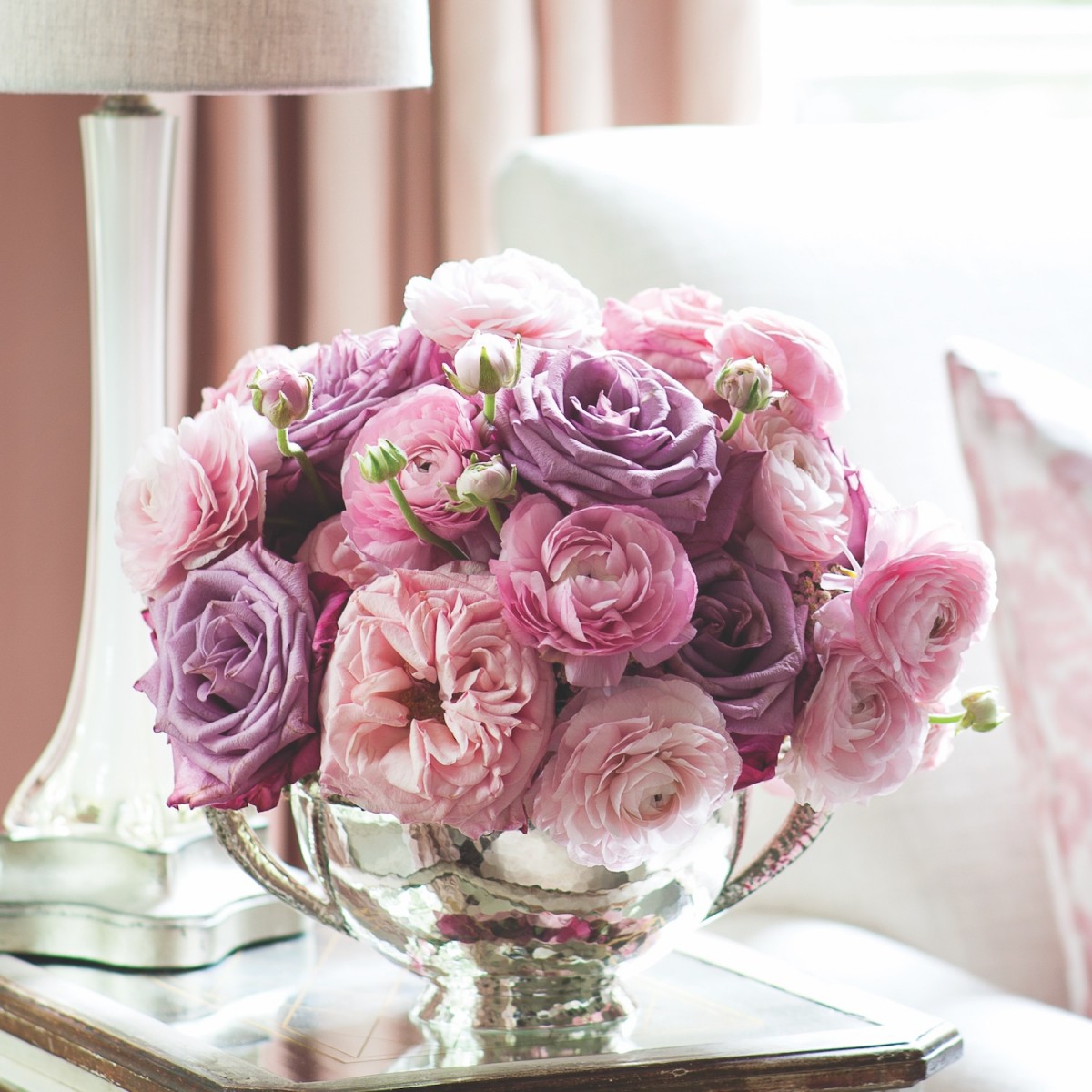 Michal Evans combines pinks with lilac (‘André Le Nôtre’ roses, ‘Lavanda’ roses, and ‘Clooney’ ranunculus)