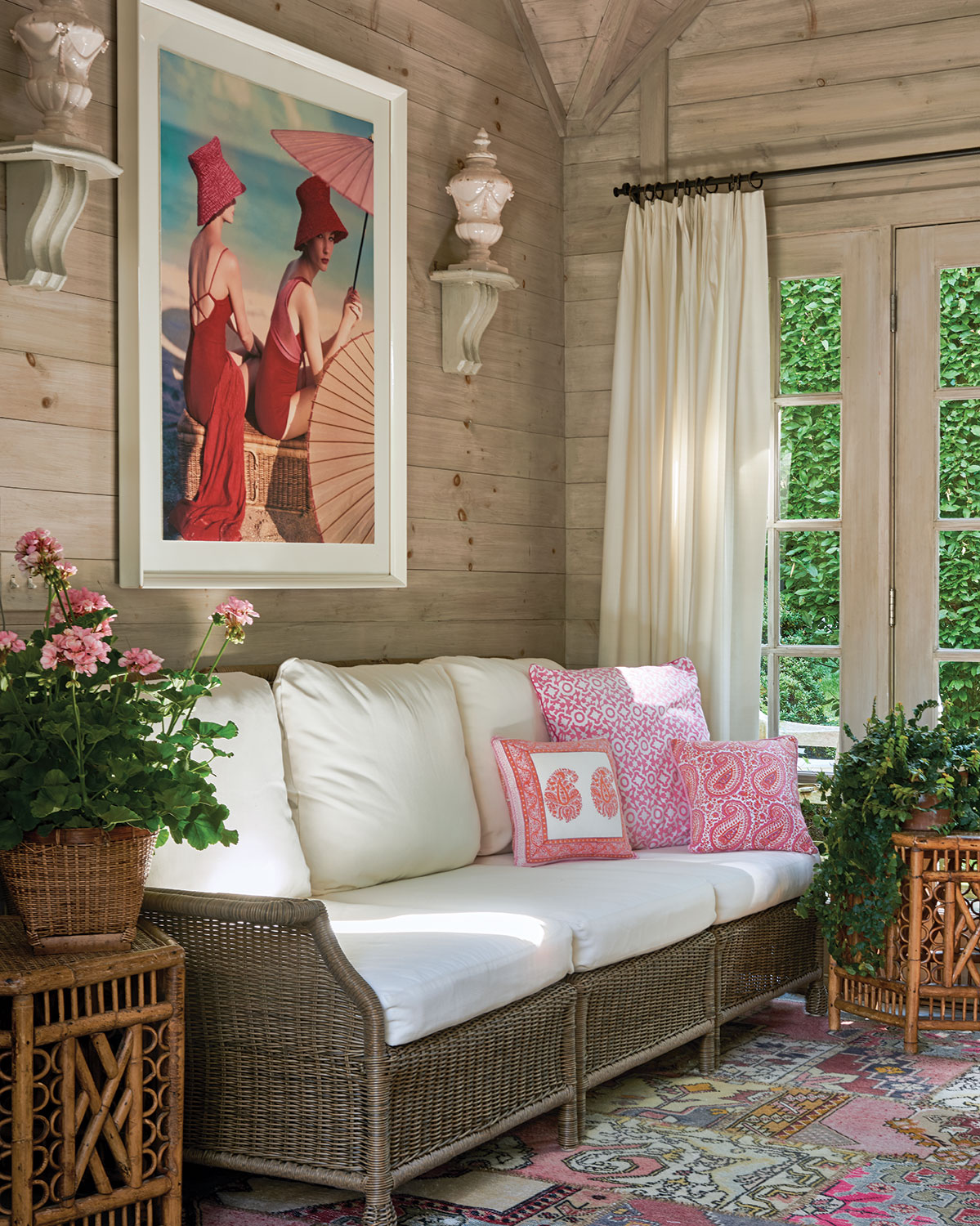 The pool house features pops of pink and a photograph by fashion photographer Louise Dahl-Wolfe.