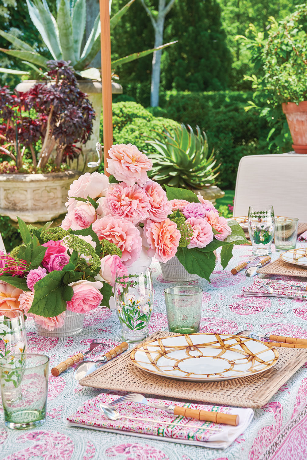When houseguests are along for the weekend, Moss indulges another passion: setting a beautiful table for an alfresco meal.