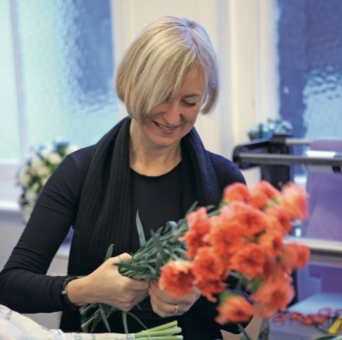jane packer at home with flowers