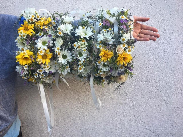 Floral crowns, placed one next to the other, cover the length of an outstretched arm