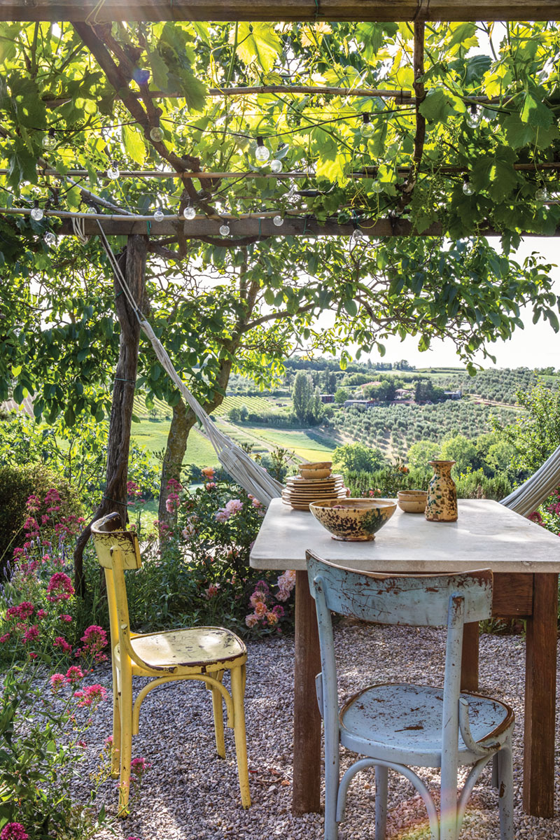 rustic alfresco dining area at PUSCINA FLOWERS overlooking the Tuscan countryside