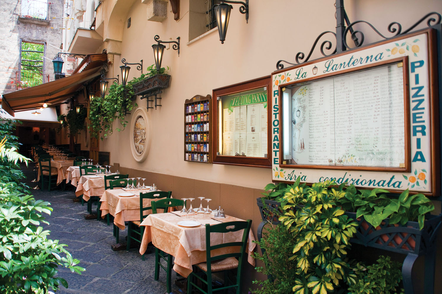 PRFMP3 Restaurant at a narrow alley, old town of Sorrento, Peninsula of Sorrento, Gulf of Naples, Amalfi Coast, Campania, Italy