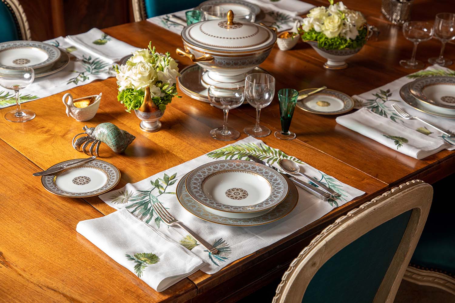 Table is set with tempête tropicale linen set.